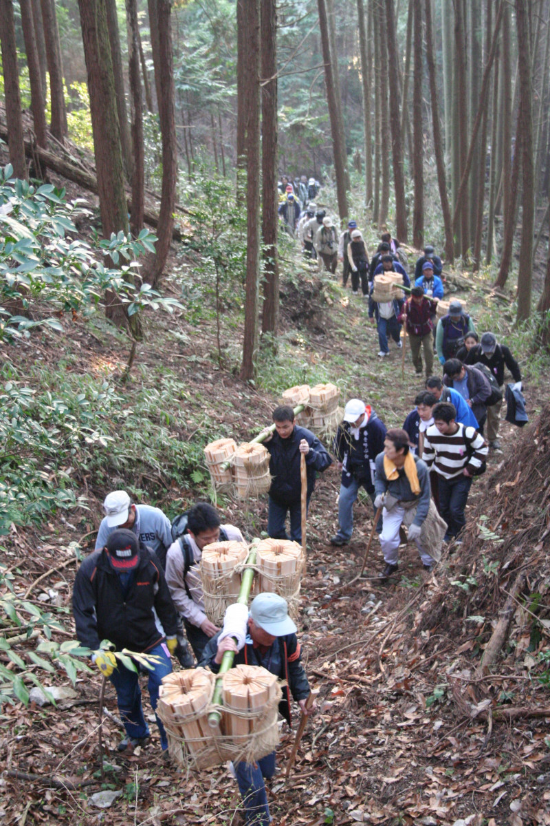 松明調進を東大寺南大門でお出迎え